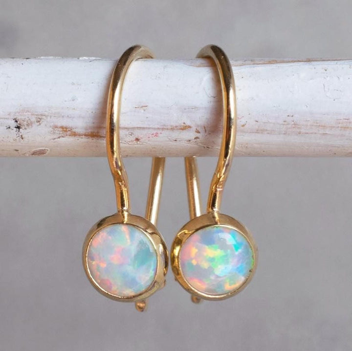Tijdloze Goud Vergulde Witte Opal Oorbellen