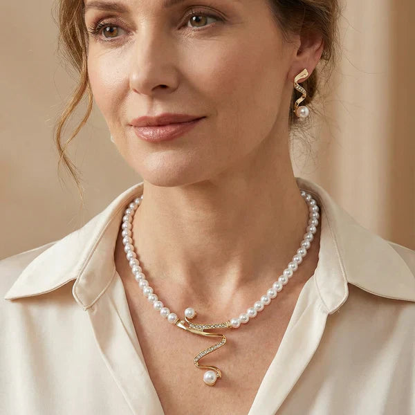 Set van een ketting en oorbellen met natuurlijke parels