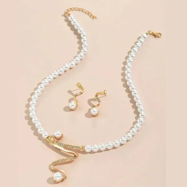 Set van een collier en oorbellen met natuurlijke parels