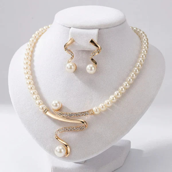 Set van een ketting en oorbellen met natuurlijke parels
