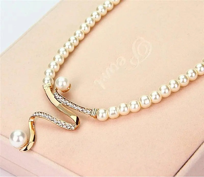 Ensemble van een ketting en oorbellen met natuurlijke parels