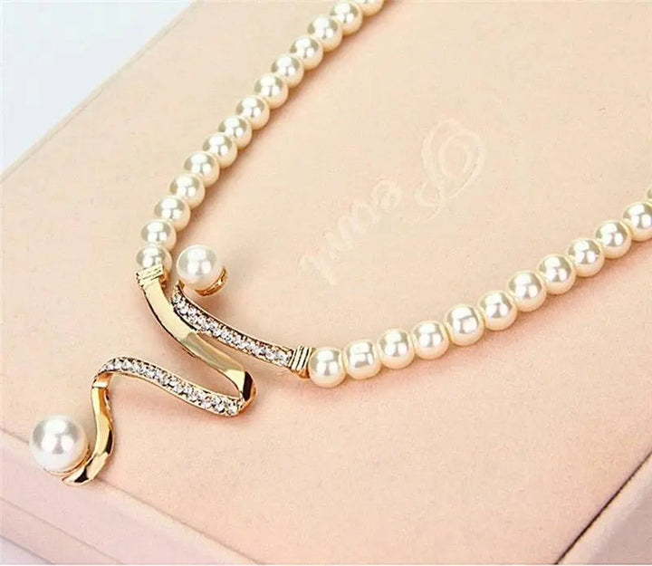 Set van een ketting en oorbellen met natuurlijke parels