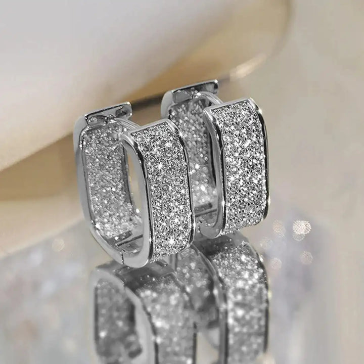 Pavelina Huggie Hoop Oorbellen