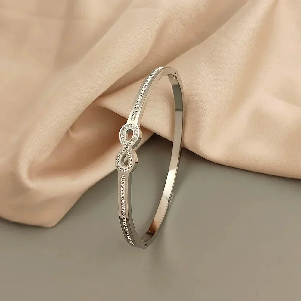 Rigid Infinity Armband met Exclusieve Kristallen