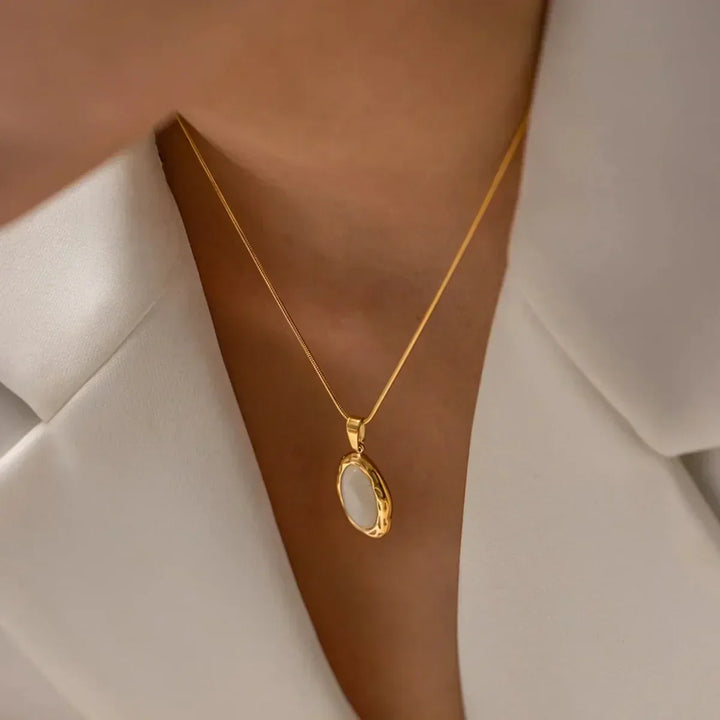 Gouden Verguld Collier met Ovale Kattenoog Opale