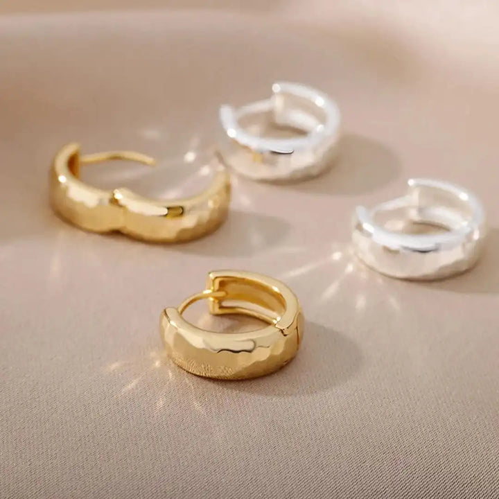 Tijdloze Sculpted Gouden Hoepel Oorbellen
