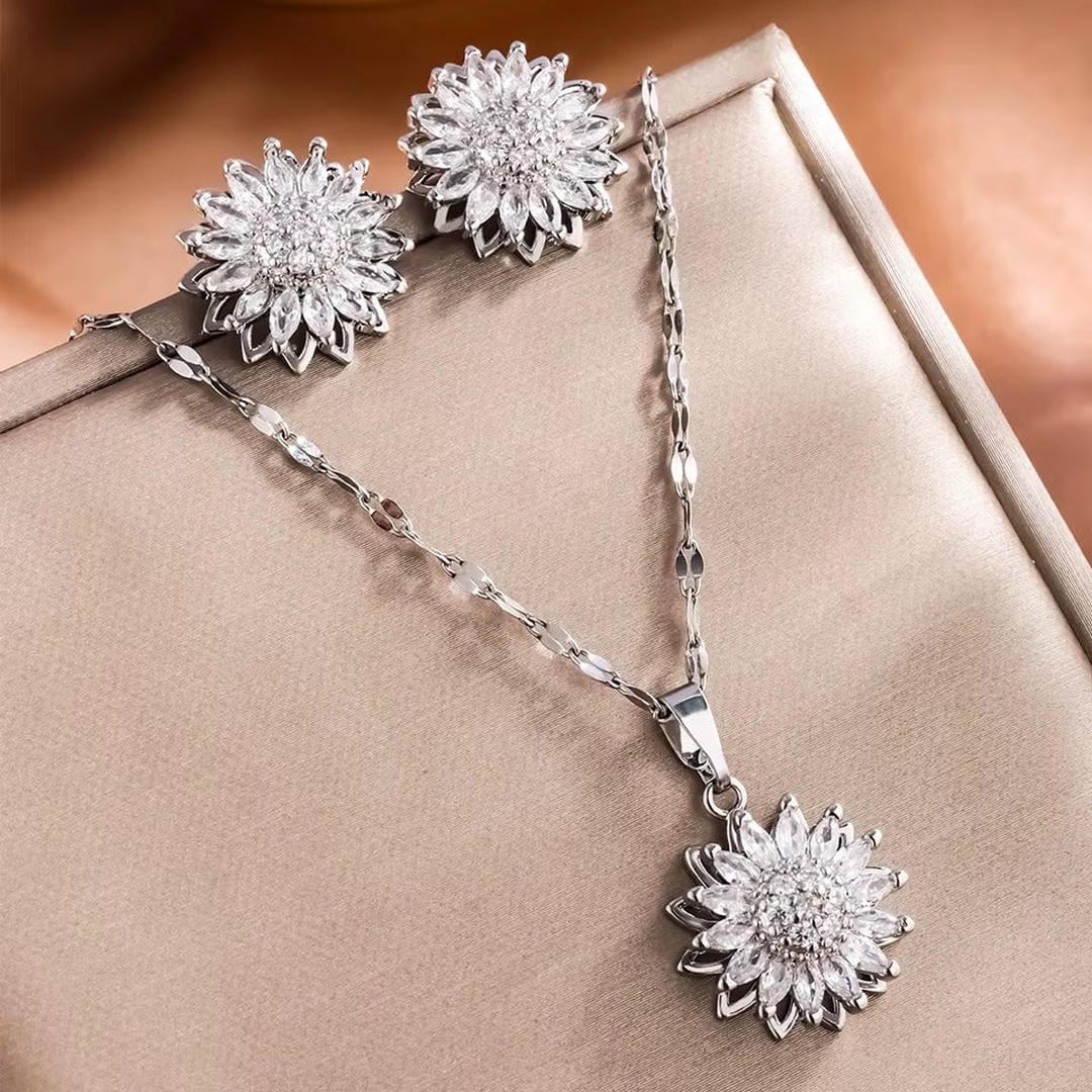 Trendy Zilveren Zonnebloem Zirkoon Ketting & Oorbellen Set